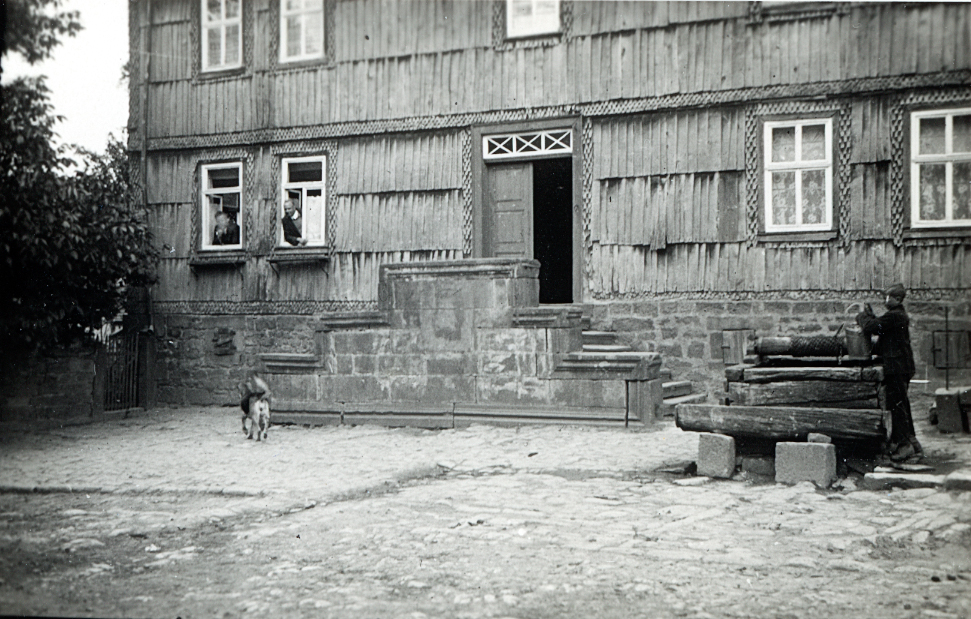 Gemeindehaus mit Brunnen 1932